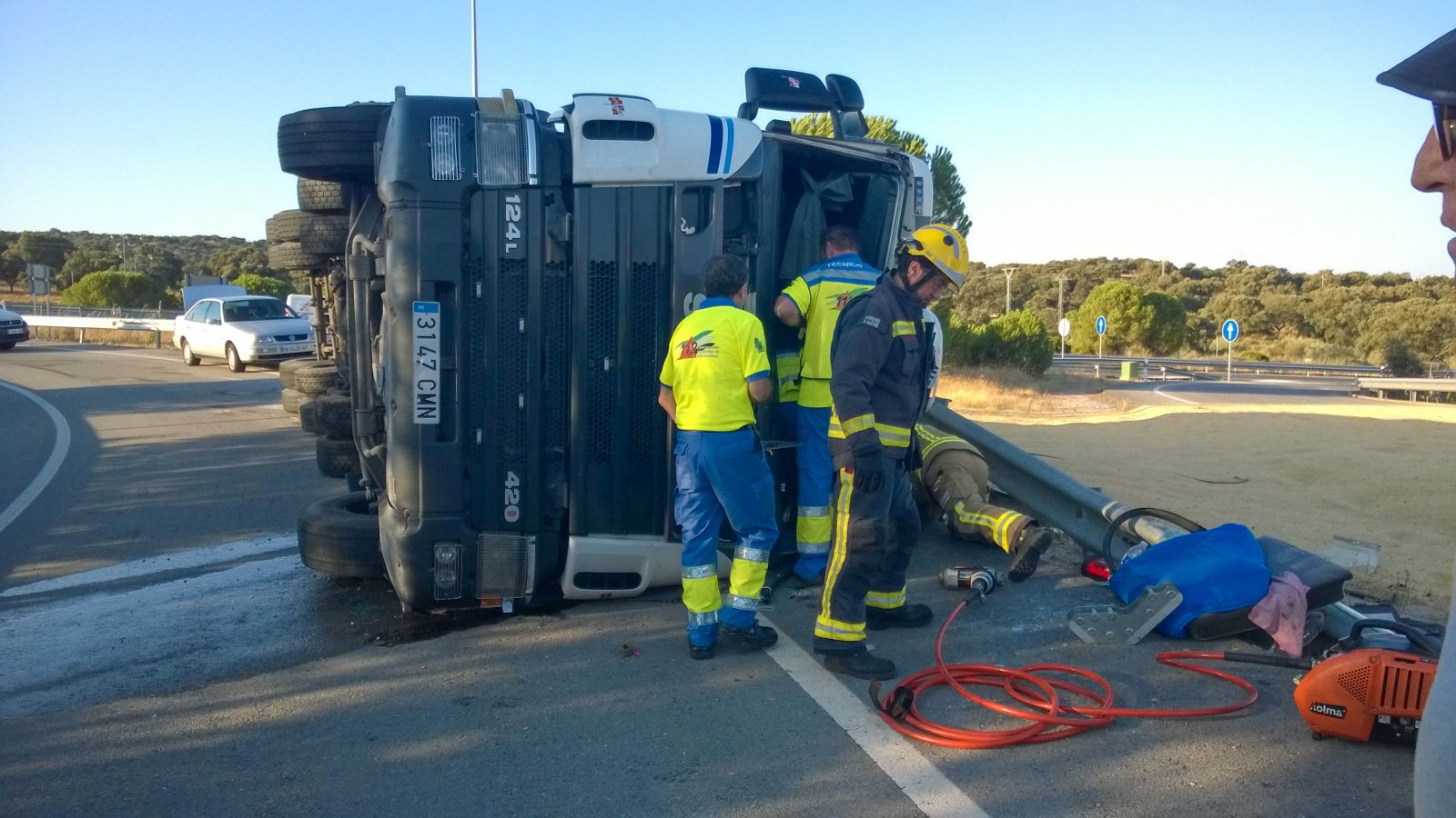 Un hombre de 32 años resulta herido tras el vuelco de un camión