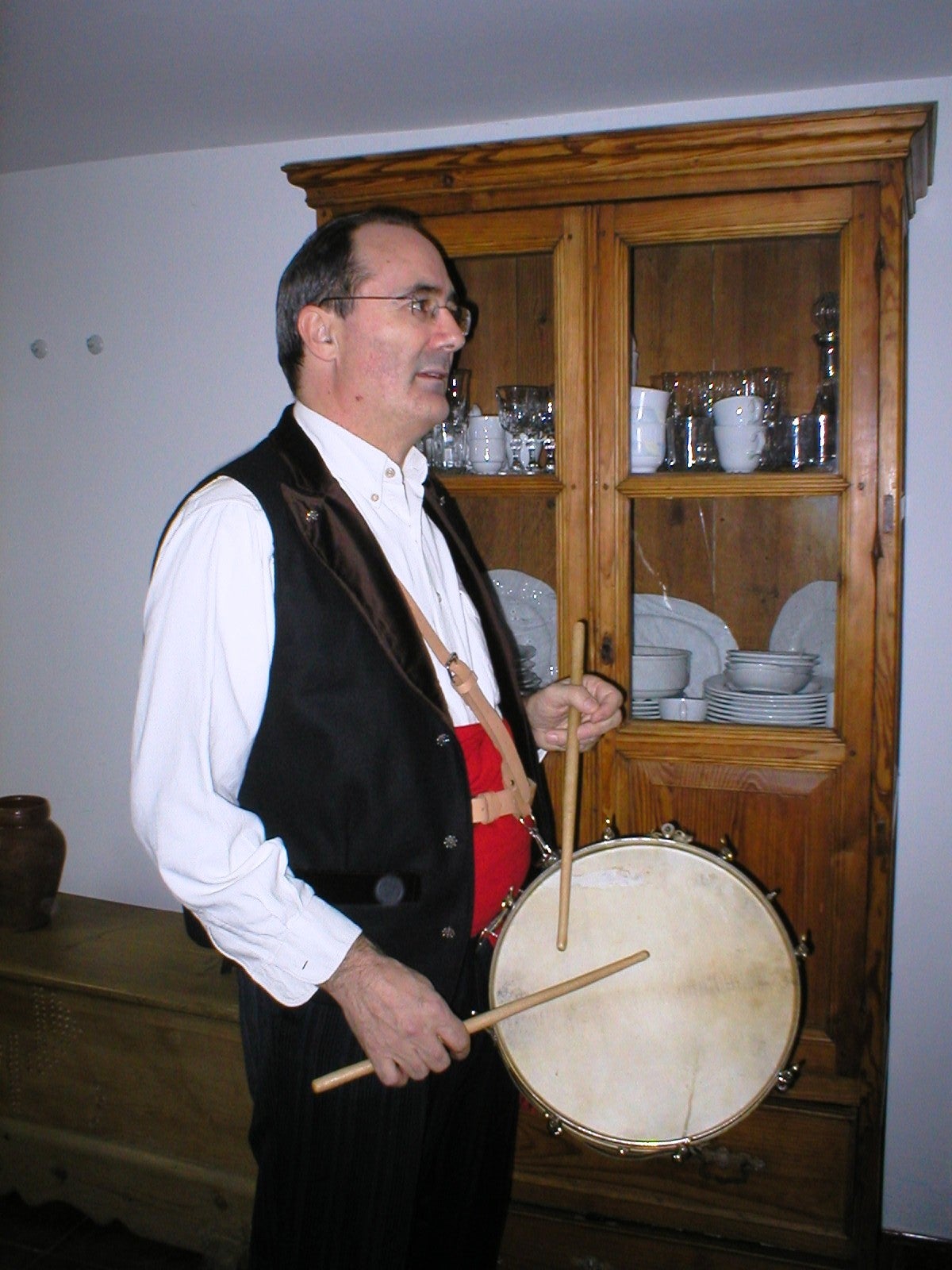 Félix Contreras con el tamboril 
