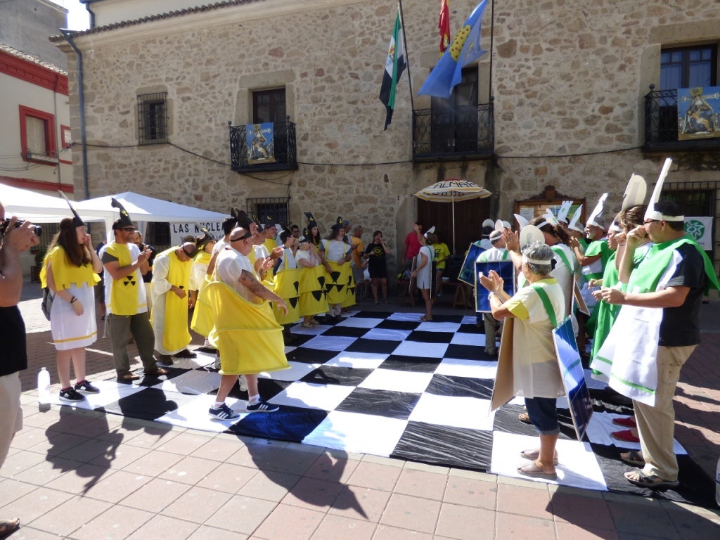 Piezas verdes contra amarillas, ajedrez antinuclear en el Jardincillo