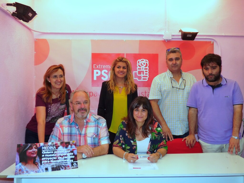 Miembros de la Agrupación Socialista en la sede local del PSOE 