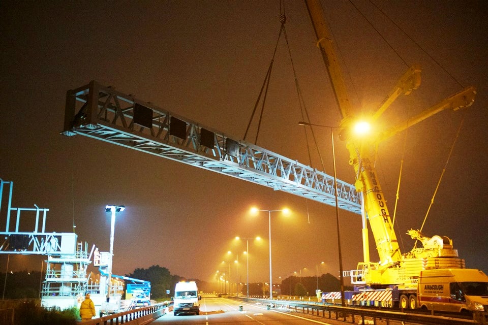 El grupo Render acometerá la logística y el montaje de 53 pórticos sobre autopistas en Escocia