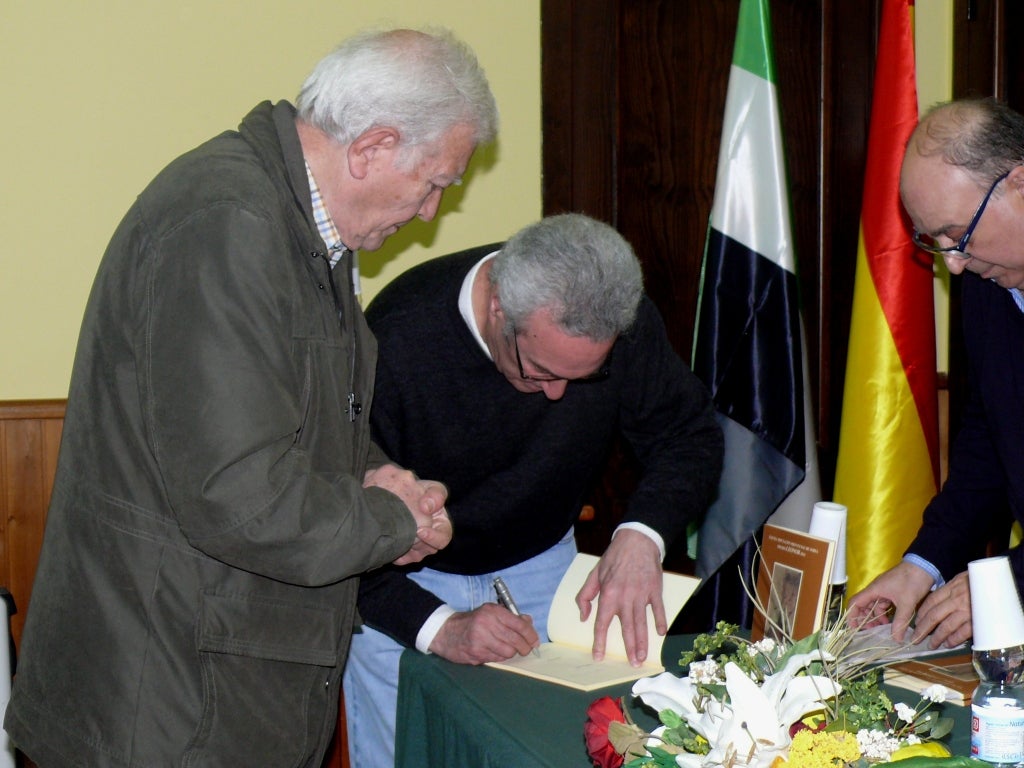 Jiménez firmando ejemplares en su anterior visita 