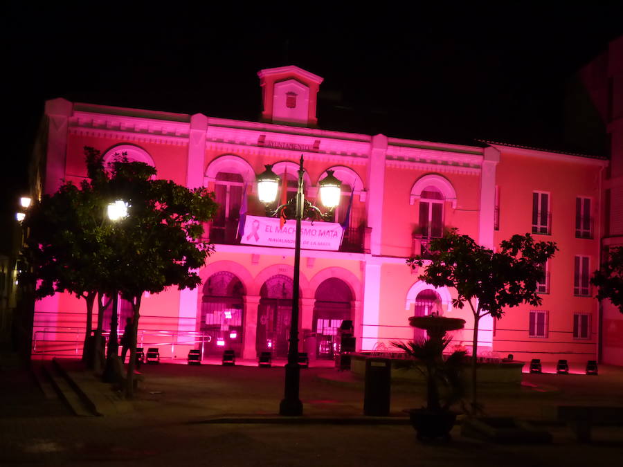 La fachada del Ayuntamiento se ilumina de rosa por el 25 de noviembre