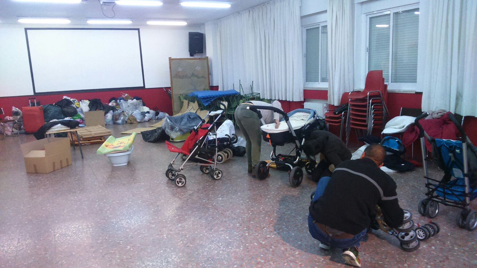 Voluntarios locales de SOS Refugiados envían dos palés con material a Grecia