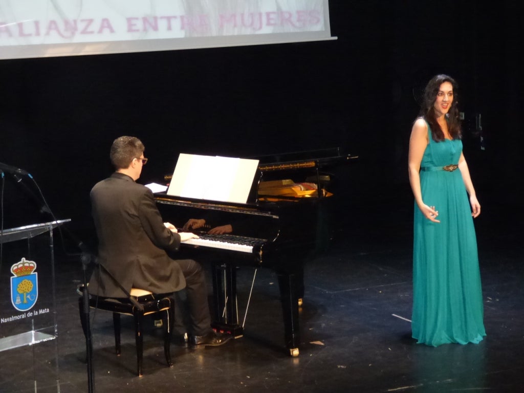 Aroa González, Chelo Luque, Emilia Torrecilla y el comité de empresa de Fuentecapala, premios Violeta
