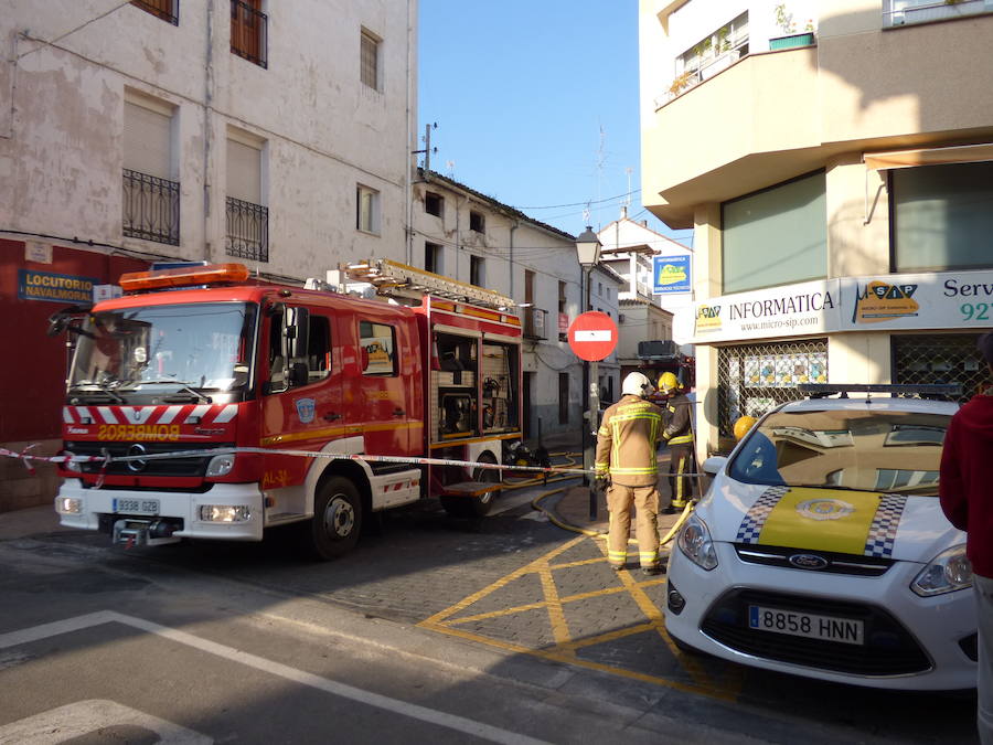 El incendio de la calle Gabriel y Galán obliga a desalojar a una familia de una vivienda contigua