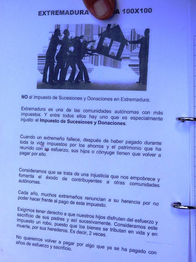 Cerca de un centenar de vecinos rechazan en la plaza de España el impuesto de sucesiones