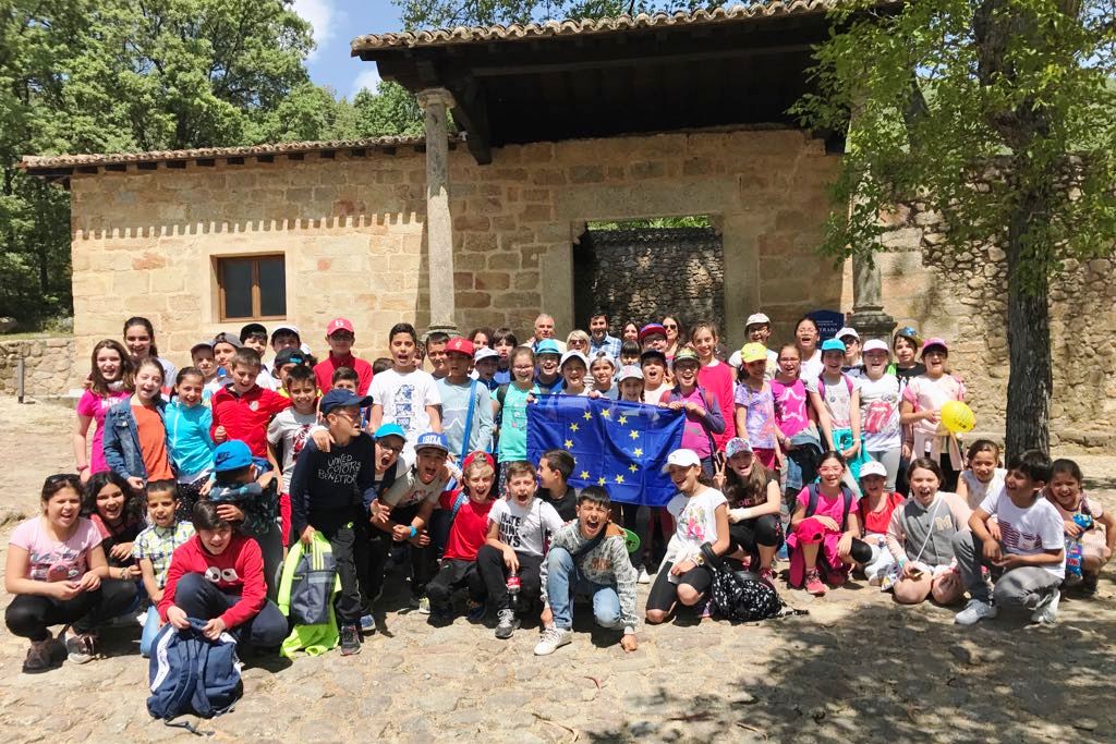 Escolares del Campo Arañuelo con la bandera de la UE a las puertas del monasterio 