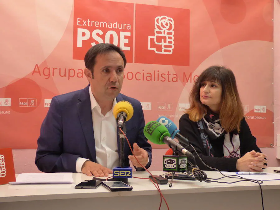 César Ramos y Raquel Medina en la sede local del PSOE 