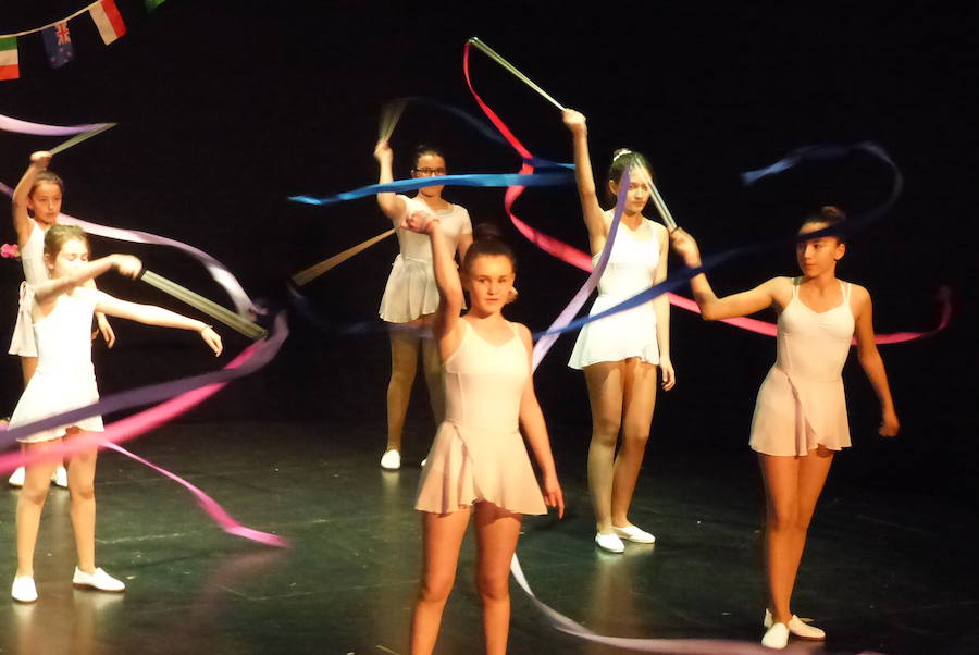 Jóvenes y mayores llenan el teatro para conmemorar el Día Mundial de la Danza