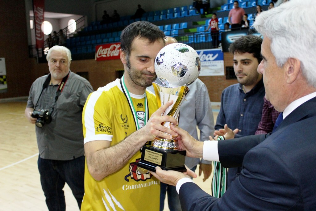 Darío recibe el trofeo de subcampeón 