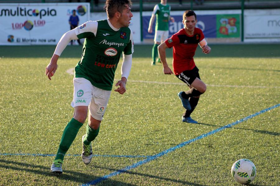 El local Lolo busca apoyos para pasar el balón 