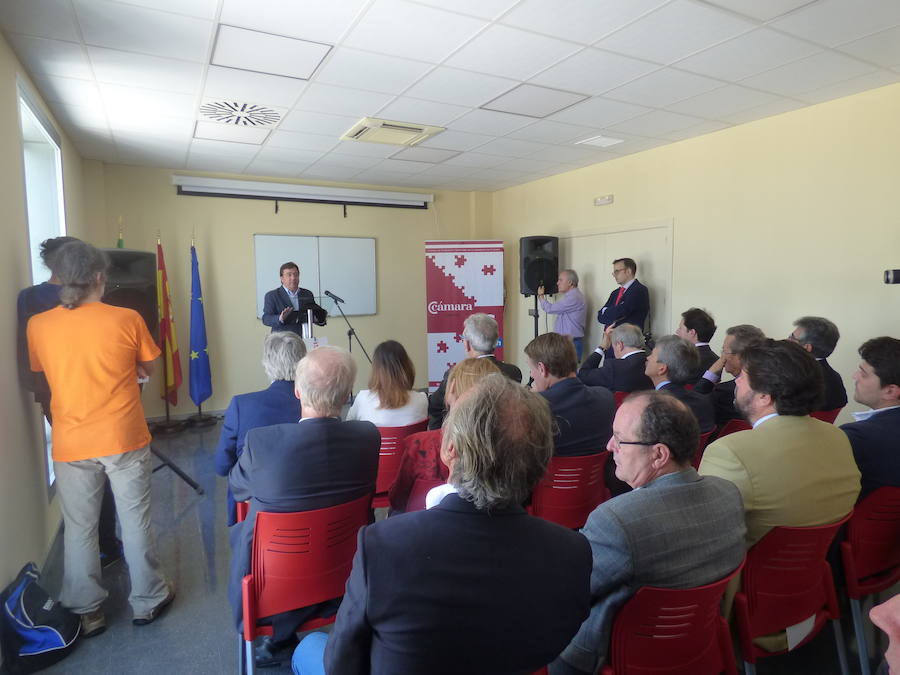 Fernández Vara inauguró el vivero de empresas y saludó a los viveristas 