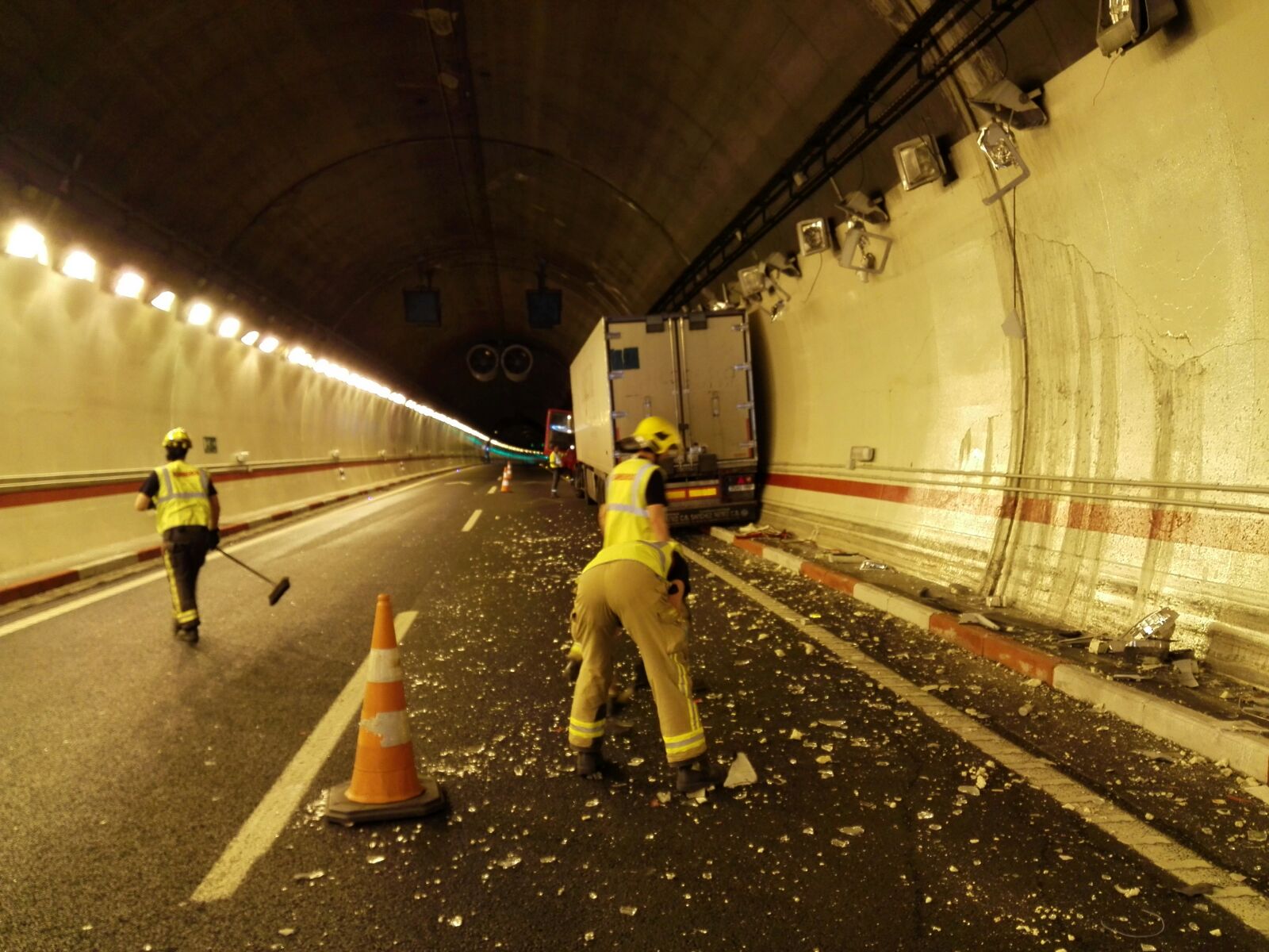 Bomberos y personal del túnel han limpiado los restos 