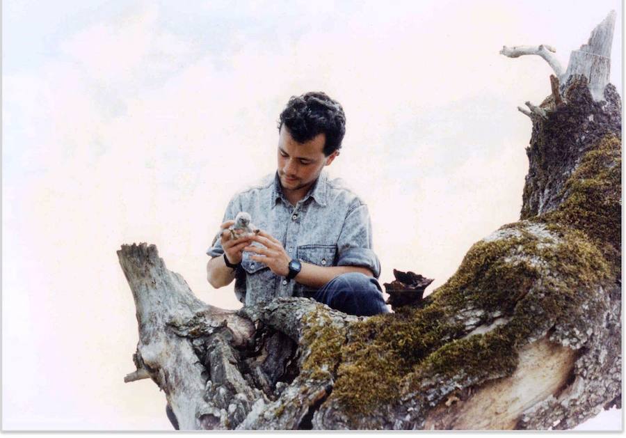 Con un polluelo cuando era estudiante y en la presentación del libro, con José María González Mazón 