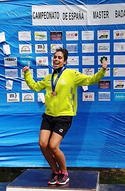 Marta Marcos celebrando su medalla de bronce 