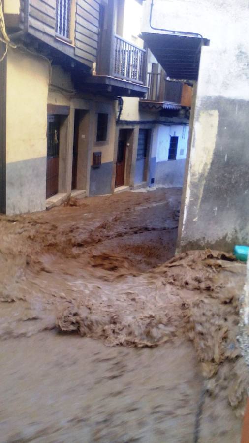 Una fisura en una balsa de abastecimiento de agua inunda Valverde y corta la carretera de la Vera