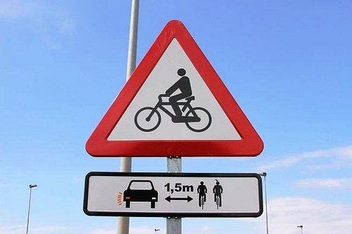 Se busca mejorar la seguridad con señales que avisan de la presencia de ciclistas