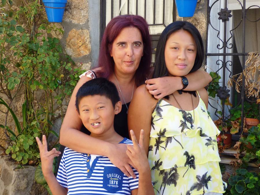 Ana Moreno con sus hijos, Ana Feng, de 15 años, y José Dang, de 10. / M. A. M.