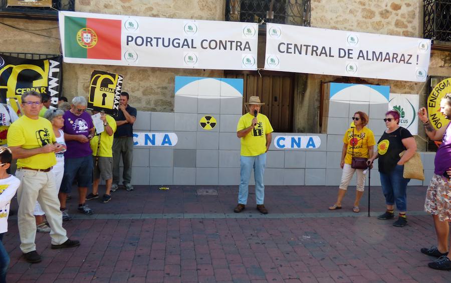 El movimiento antinuclear desmantela de manera simbólica la central de Almaraz