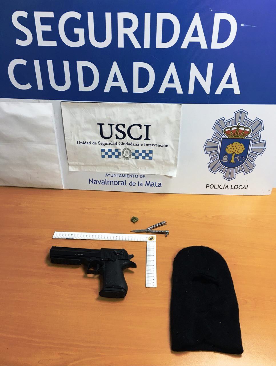 La Policía denuncia a un individuo cubierto con un pasamontañas que disparaba con una pistola de simulación