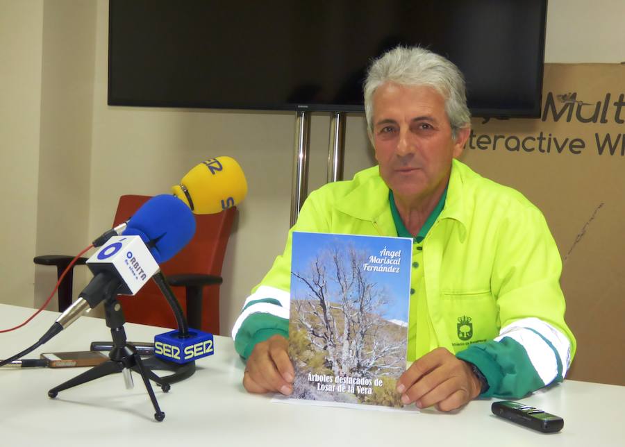 Ángel Mariscal dedica su primer libro a los árboles destacados de Losar de la Vera