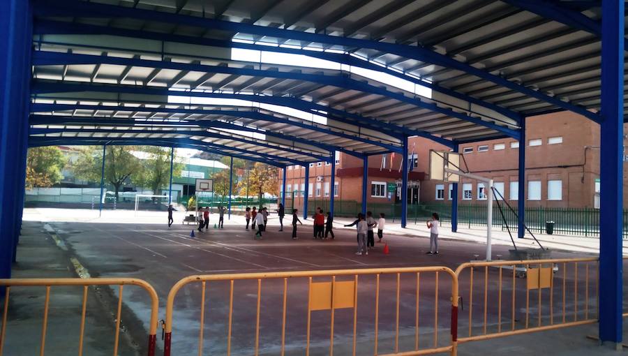 La pista cubierta del colegio Campo Arañuelo y el pabellón del Molinillo ya están en uso