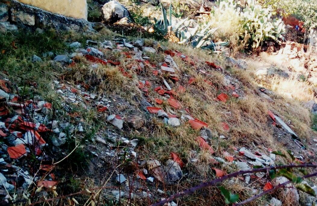 Cascotes en el arroyo del Molinillo y basura en la dehesa boyal 
