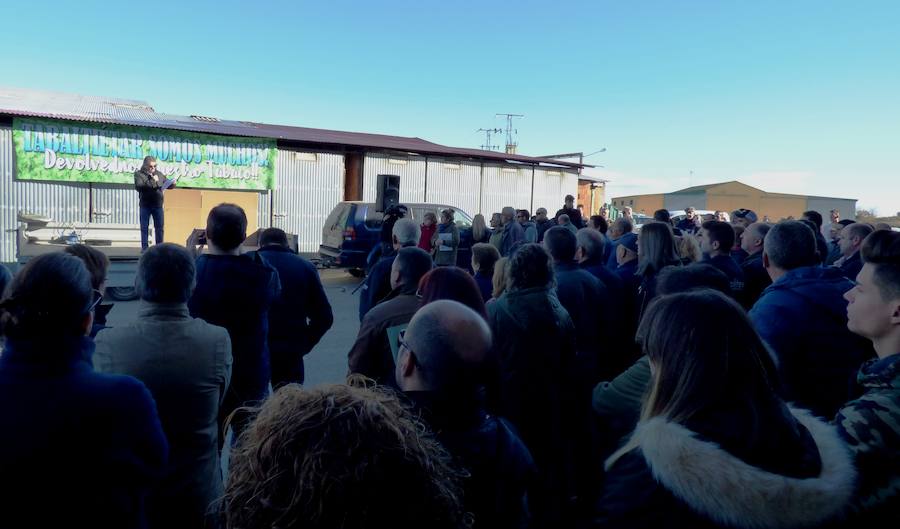 Más de un centenar de personas se concentran en Tiétar en apoyo a la familia investigada en la operación 'Pacote'