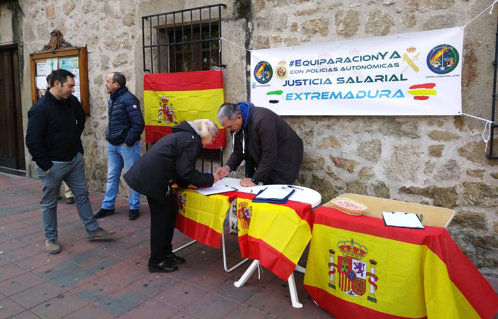La Guardia Civil recoge firmas de apoyo a su reivindicación de la equiparación salarial