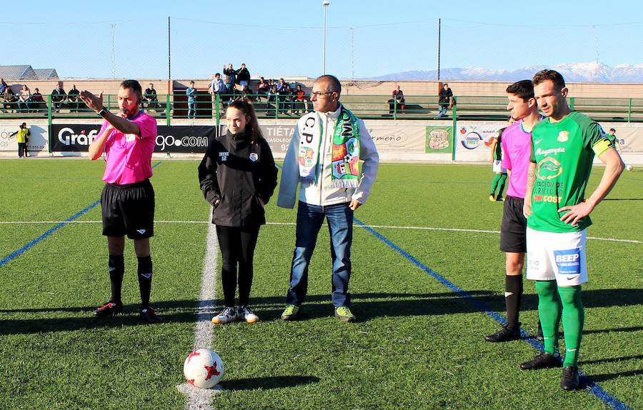 Toni Franco preparado para el saque 