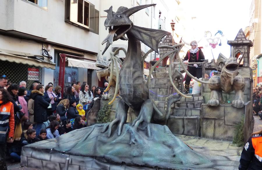 Ritmo y colorido en un desfile que se prolongó más de tres horas