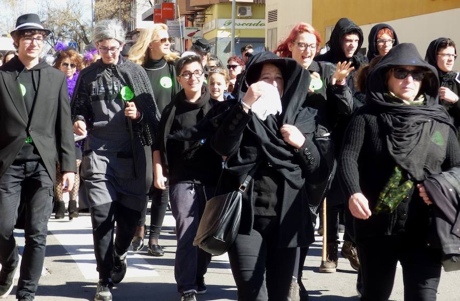 El entierro y la quema de la sardina despiden el Carnaval