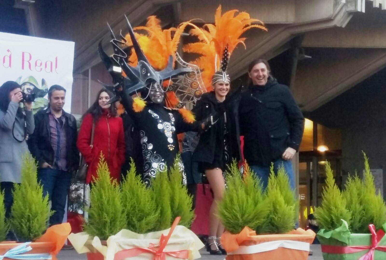 Momento de recoger el trofeo del octavo puesto 