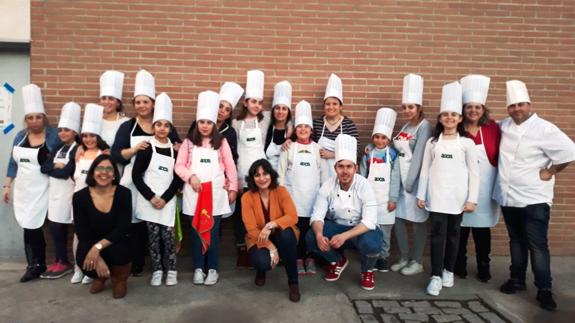 La alcaldesa y la concejala del área con los participantes 