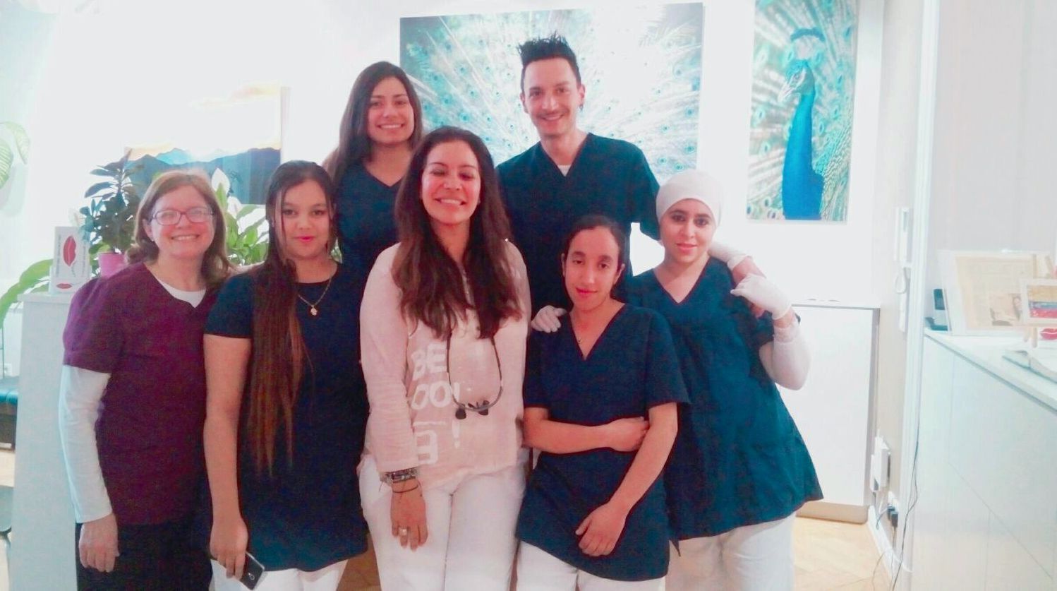 Estudiantes arriba y profesoras abajo 