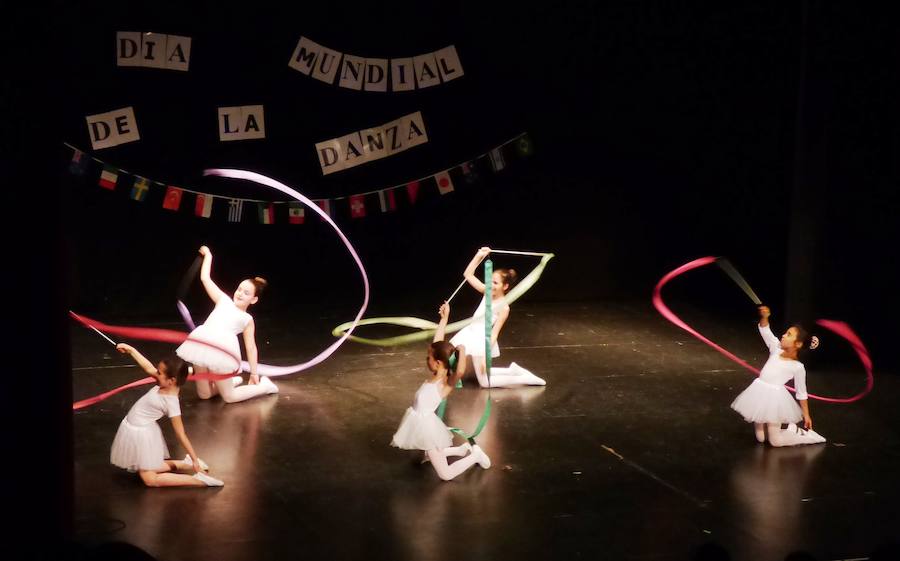 El Día Mundial de la Danza llena el teatro de diferentes ritmos