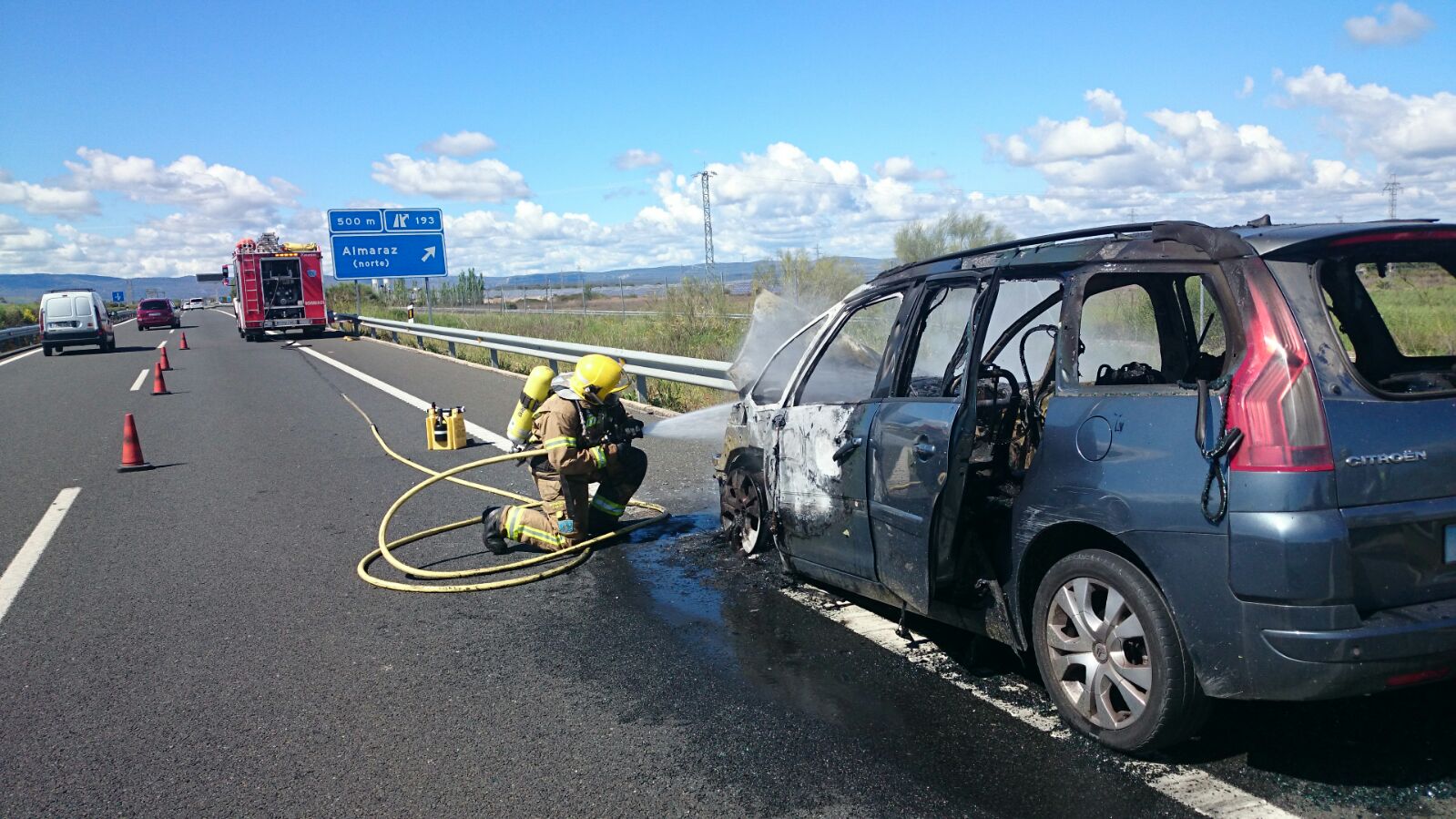 Sale ardiendo un vehículo en la Autovía de Extremadura