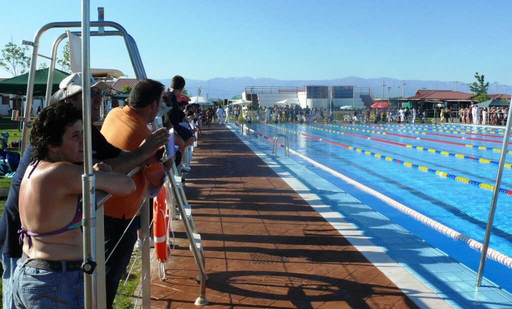 El viernes, primeros baños en la piscina en la habitual jornada de puertas abiertas