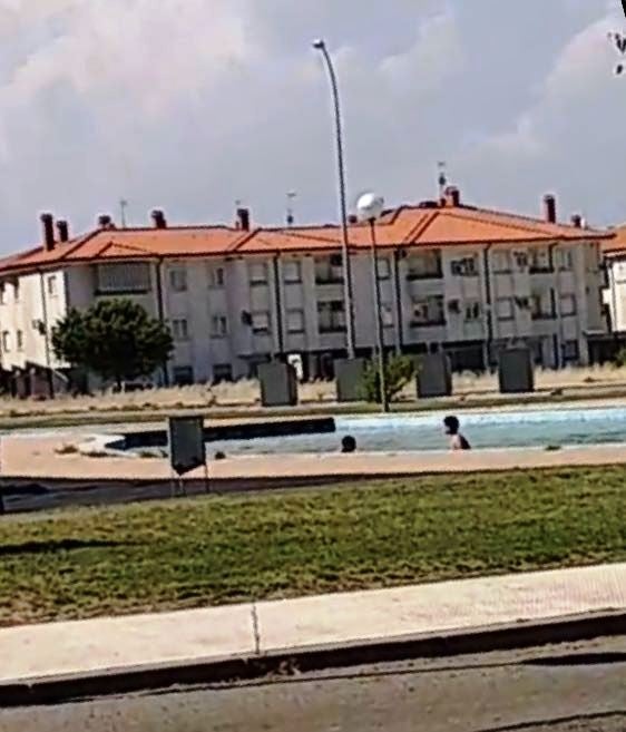 Niños bañándose en los lagos 