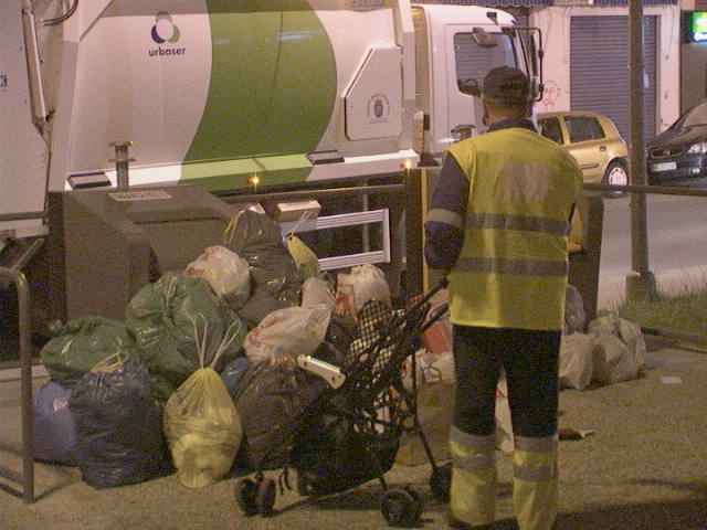 Multan a 35 personas por depositar basura fuera de los contenedores