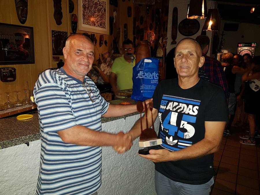 Domínguez recibe el trofeo de manos de Carrasco