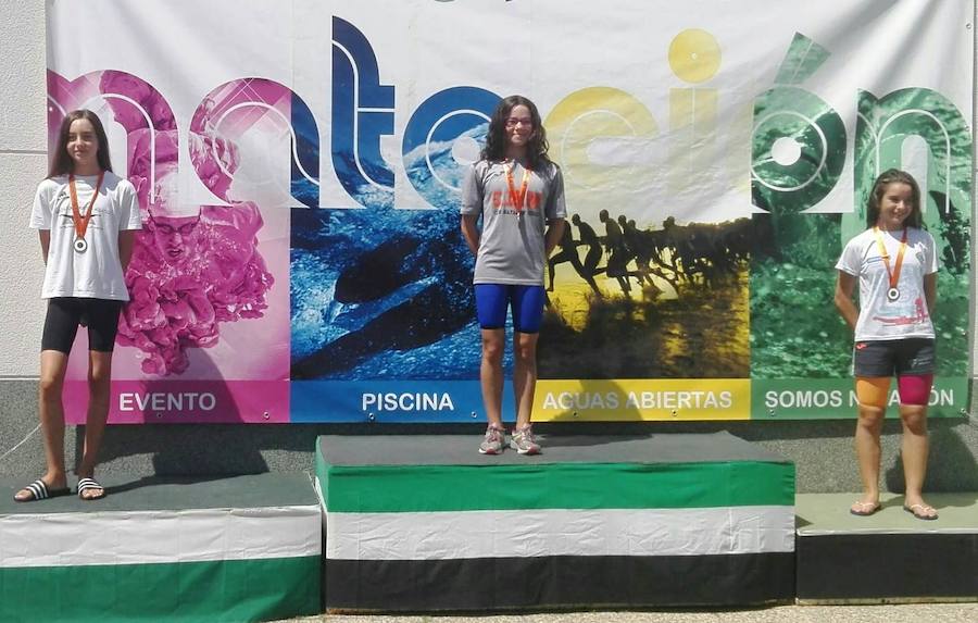 Laura Ballesteros, doble subcampeona regional de natación en categoría alevín