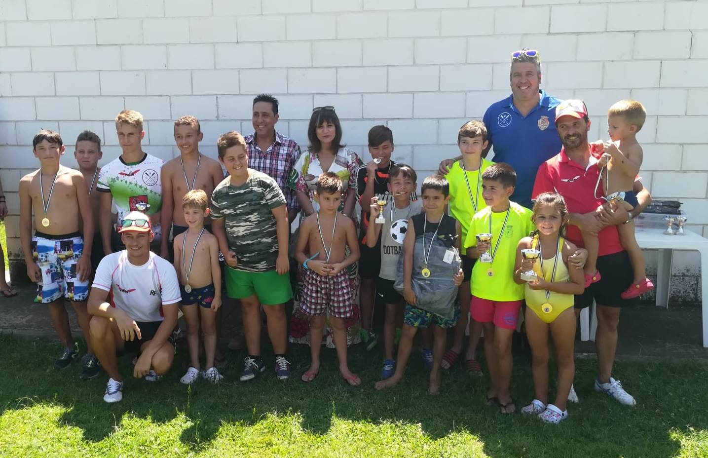 Foto de familia de los participantes con organizadores y autoridades 