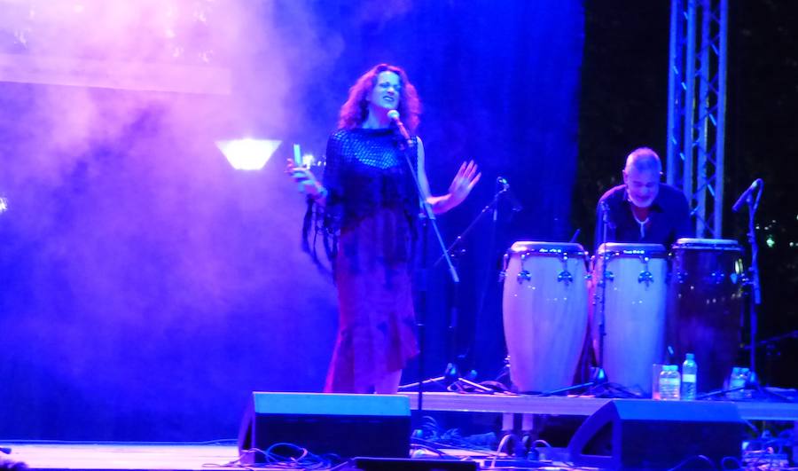 Carmen París y formación de Looking Back, con Ramiro Morales en el centro Pepe