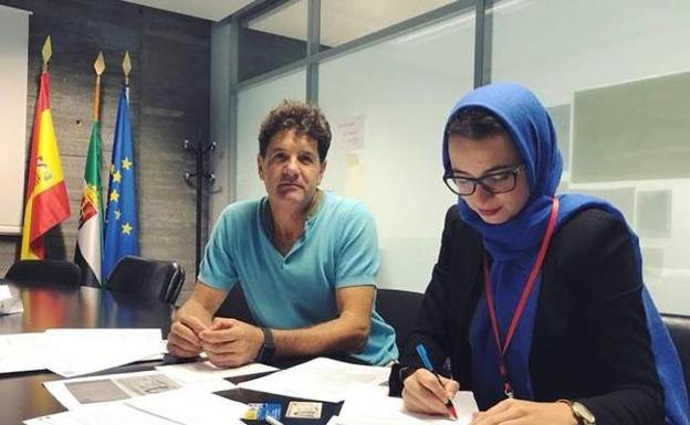 Firma del contrato de una de las profesoras 
