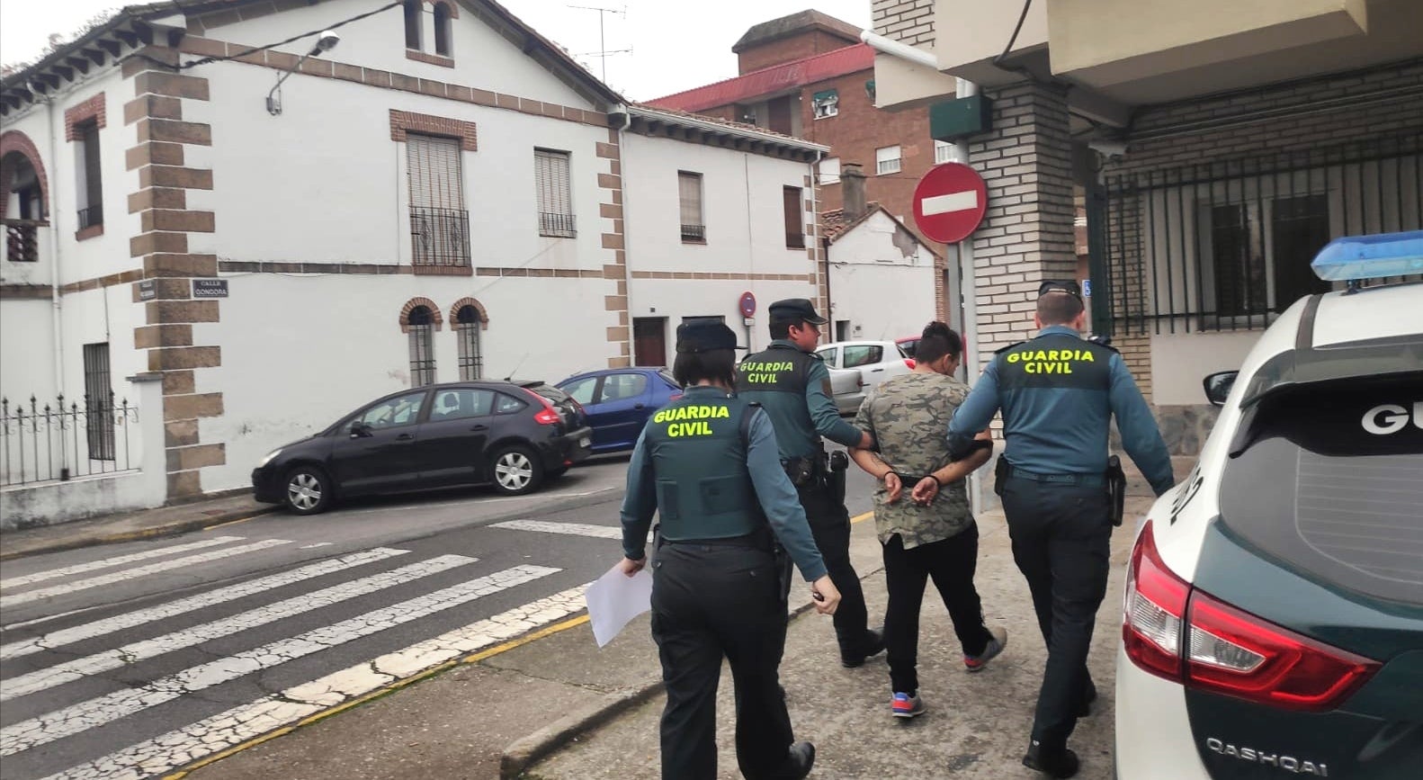 Llegada de uno de los detenidos al cuartel 