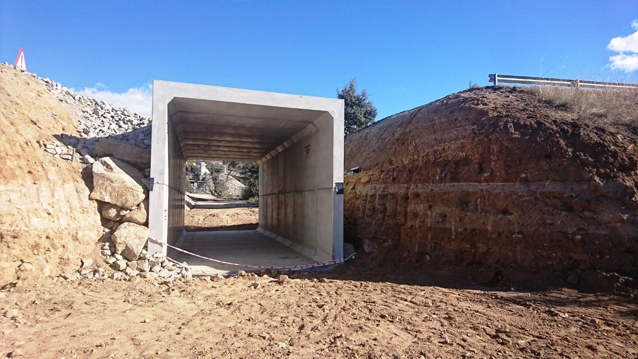 La carretera de Millanes ya tiene el cajón de hormigón armado que permitirá el paso inferior de peatones