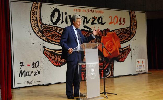 Imagen principal - Arriba, Espartaco durante su intervención. Abajo, el alcalde de Olivenza y el presidente de la Junta de Extremadura. 