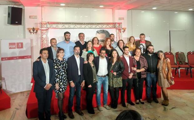 Foto de familia de la candidatura del PSOE de Olivenza. 